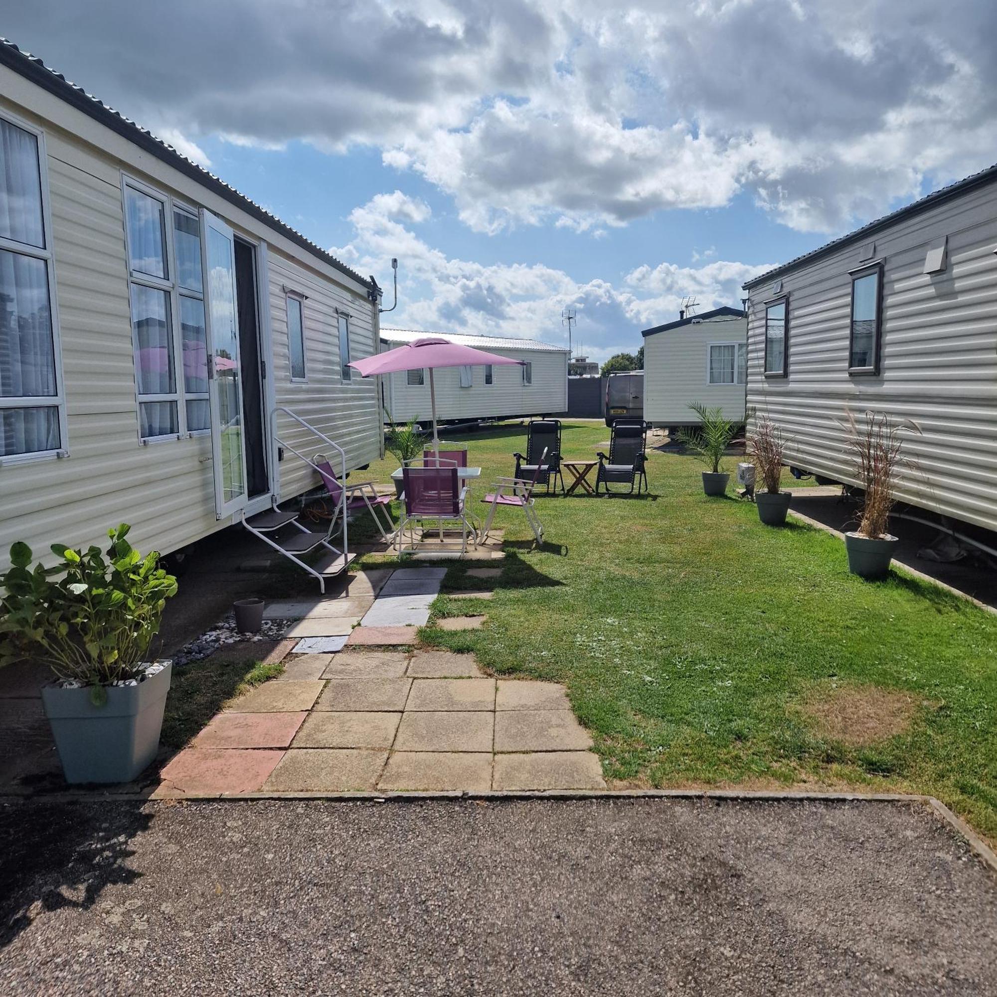 Sunshine Atlas Glamping Retreat Jaywick Sands Buitenkant foto